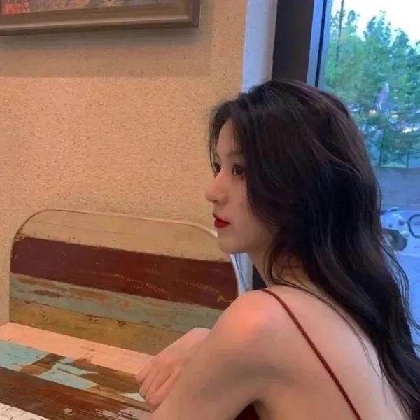 九顶假发的女孩